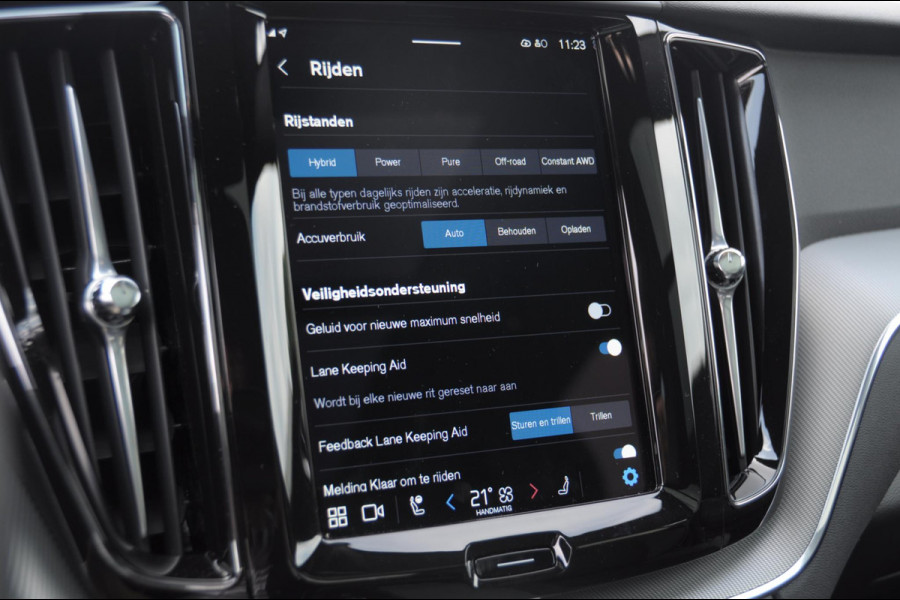 Volvo XC60 T6 350PK Automaat AWD Plus Black Edition / Cruise control / Elektrische achterklep / Apple carplay / parkeersensoren met camera / Elektrische stoelen / Panoramadak / Sportstoelen / Stoel - en stuurwielverwarming / Keyless entry