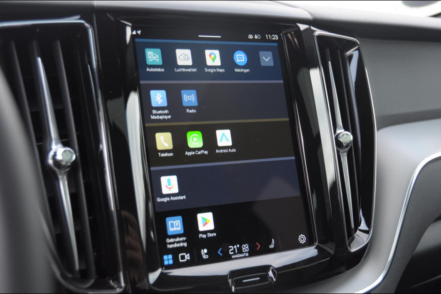 Volvo XC60 T6 350PK Automaat AWD Plus Black Edition / Cruise control / Elektrische achterklep / Apple carplay / parkeersensoren met camera / Elektrische stoelen / Panoramadak / Sportstoelen / Stoel - en stuurwielverwarming / Keyless entry