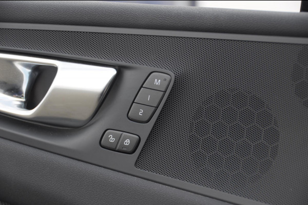 Volvo XC60 T6 350PK Automaat AWD Plus Black Edition / Cruise control / Elektrische achterklep / Apple carplay / parkeersensoren met camera / Elektrische stoelen / Panoramadak / Sportstoelen / Stoel - en stuurwielverwarming / Keyless entry