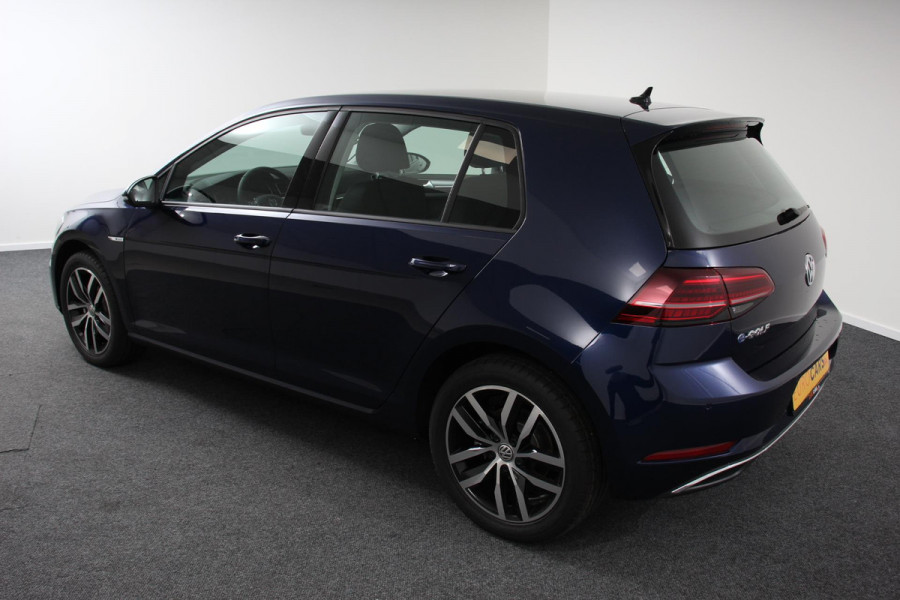Volkswagen e-Golf Edition | Navigatie | Climate Control | Adaptive Cruise Control | Vitual Cockpit | Camera | Parkeer sensoren | 17" Lichtmetalen Velgen  |