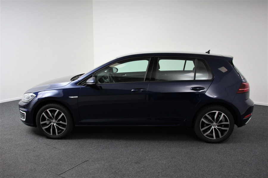 Volkswagen e-Golf Edition | Navigatie | Climate Control | Adaptive Cruise Control | Vitual Cockpit | Camera | Parkeer sensoren | 17" Lichtmetalen Velgen  |