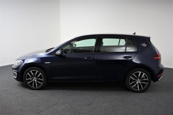 Volkswagen e-Golf Edition | Navigatie | Climate Control | Adaptive Cruise Control | Vitual Cockpit | Camera | Parkeer sensoren | 17" Lichtmetalen Velgen  |