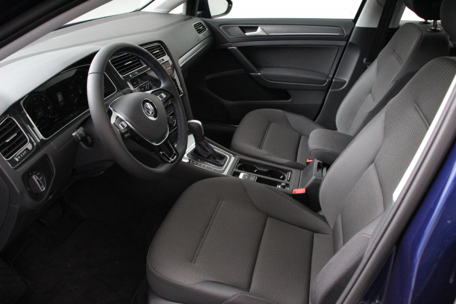 Volkswagen e-Golf Edition | Navigatie | Climate Control | Adaptive Cruise Control | Vitual Cockpit | Camera | Parkeer sensoren | 17" Lichtmetalen Velgen  |