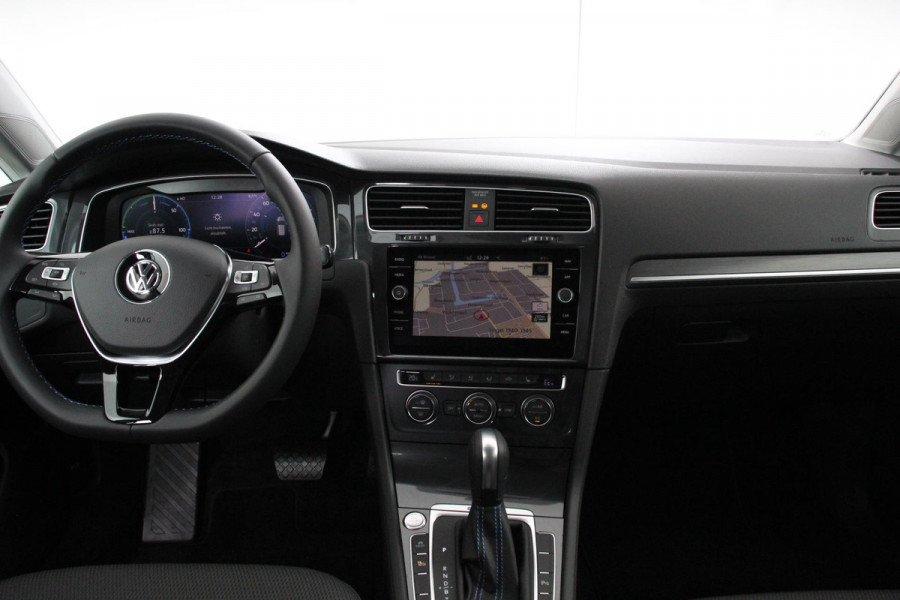 Volkswagen e-Golf Edition | Navigatie | Climate Control | Adaptive Cruise Control | Vitual Cockpit | Camera | Parkeer sensoren | 17" Lichtmetalen Velgen  |