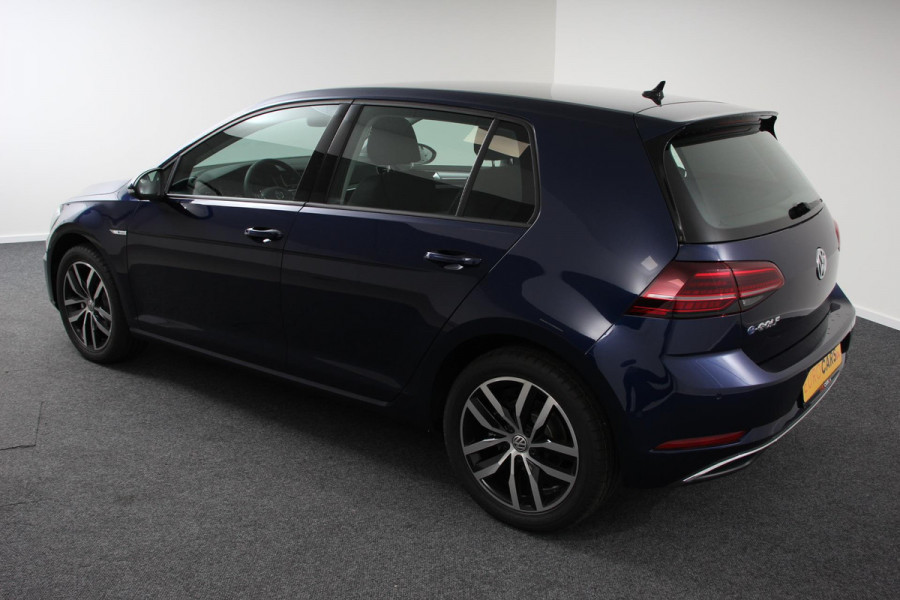Volkswagen e-Golf Edition | Navigatie | Climate Control | Adaptive Cruise Control | Vitual Cockpit | Camera | Parkeer sensoren | 17" Lichtmetalen Velgen  |