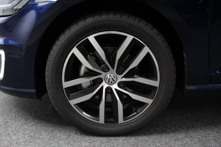 Volkswagen e-Golf Edition | Navigatie | Climate Control | Adaptive Cruise Control | Vitual Cockpit | Camera | Parkeer sensoren | 17" Lichtmetalen Velgen  |