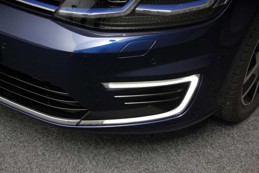 Volkswagen e-Golf Edition | Navigatie | Climate Control | Adaptive Cruise Control | Vitual Cockpit | Camera | Parkeer sensoren | 17" Lichtmetalen Velgen  |