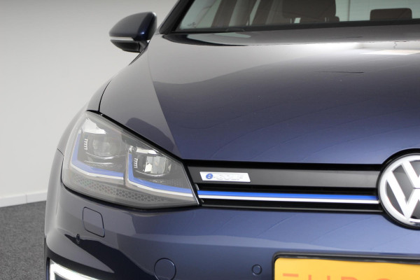 Volkswagen e-Golf Edition | Navigatie | Climate Control | Adaptive Cruise Control | Vitual Cockpit | Camera | Parkeer sensoren | 17" Lichtmetalen Velgen  |