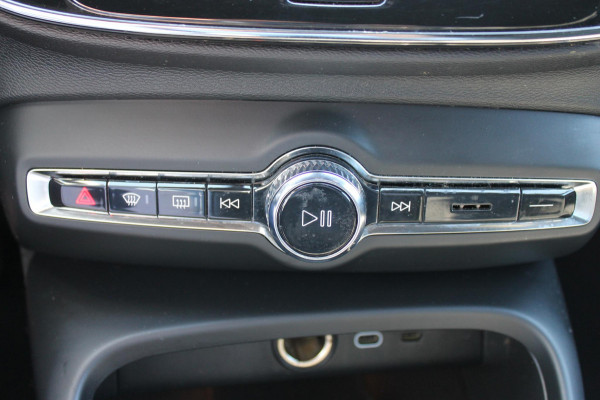 Volvo XC40 231PK Single Motor 70 kWh Core Nubuck bekleding / Google Navigatie / Warmte Pomp / Climate pack / Privacy Glass / Camera achter