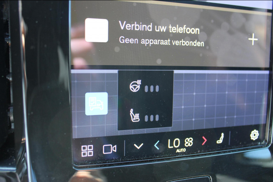 Volvo XC40 231PK Single Motor 70 kWh Core Nubuck bekleding / Google Navigatie / Warmte Pomp / Climate pack / Privacy Glass / Camera achter