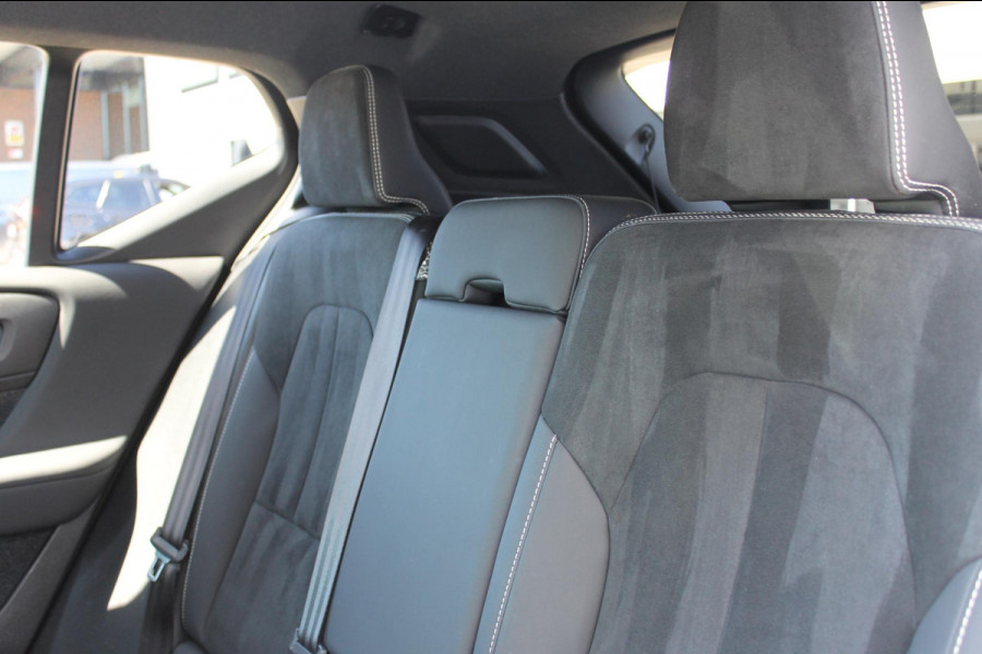 Volvo XC40 231PK Single Motor 70 kWh Core Nubuck bekleding / Google Navigatie / Warmte Pomp / Climate pack / Privacy Glass / Camera achter