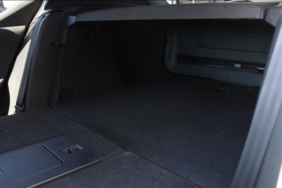 Volvo XC40 231PK Single Motor 70 kWh Core Nubuck bekleding / Google Navigatie / Warmte Pomp / Climate pack / Privacy Glass / Camera achter