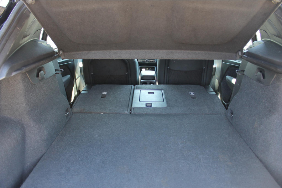 Volvo XC40 231PK Single Motor 70 kWh Core Nubuck bekleding / Google Navigatie / Warmte Pomp / Climate pack / Privacy Glass / Camera achter