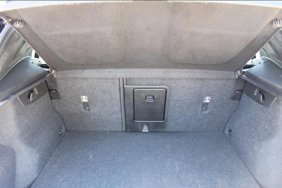 Volvo XC40 231PK Single Motor 70 kWh Core Nubuck bekleding / Google Navigatie / Warmte Pomp / Climate pack / Privacy Glass / Camera achter