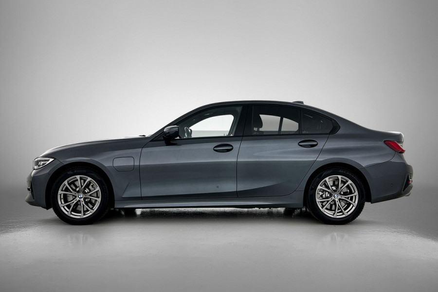 BMW 3-serie 330e eDrive Edition Sport-Line (NL-auto, Dealer OnderH, Sfeerverlichting, Camera, StoelV, Cruise, Leder, Etc)
