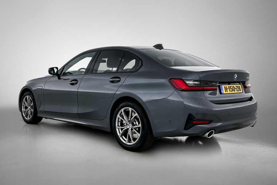 BMW 3-serie 330e eDrive Edition Sport-Line (NL-auto, Dealer OnderH, Sfeerverlichting, Camera, StoelV, Cruise, Leder, Etc)
