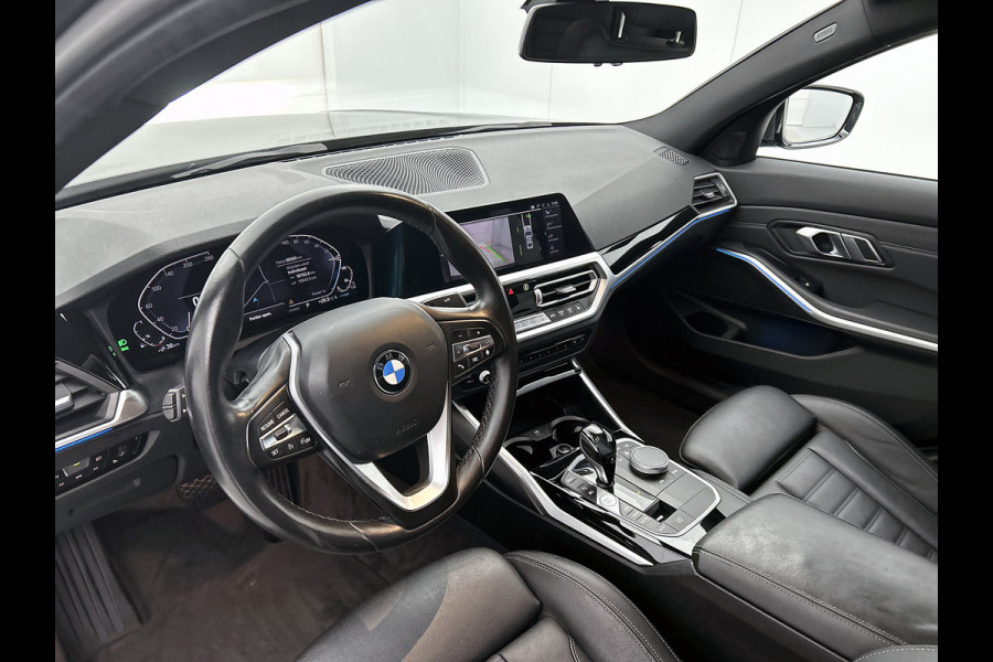 BMW 3-serie 330e eDrive Edition Sport-Line (NL-auto, Dealer OnderH, Sfeerverlichting, Camera, StoelV, Cruise, Leder, Etc)