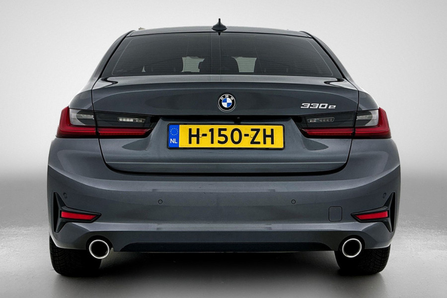 BMW 3-serie 330e eDrive Edition Sport-Line (NL-auto, Dealer OnderH, Sfeerverlichting, Camera, StoelV, Cruise, Leder, Etc)
