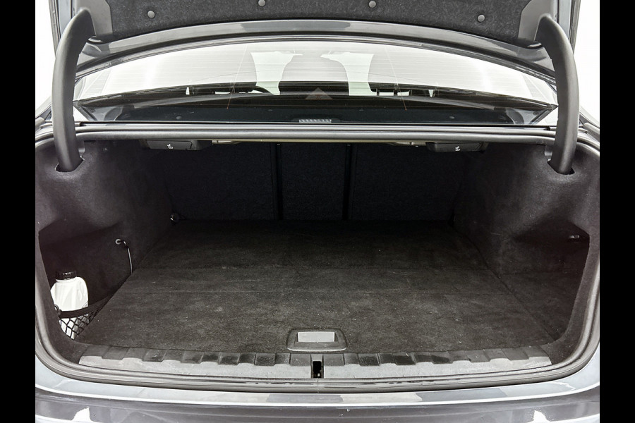 BMW 3-serie 330e eDrive Edition Sport-Line (NL-auto, Dealer OnderH, Sfeerverlichting, Camera, StoelV, Cruise, Leder, Etc)