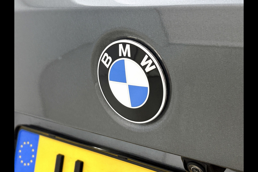 BMW 3-serie 330e eDrive Edition Sport-Line (NL-auto, Dealer OnderH, Sfeerverlichting, Camera, StoelV, Cruise, Leder, Etc)