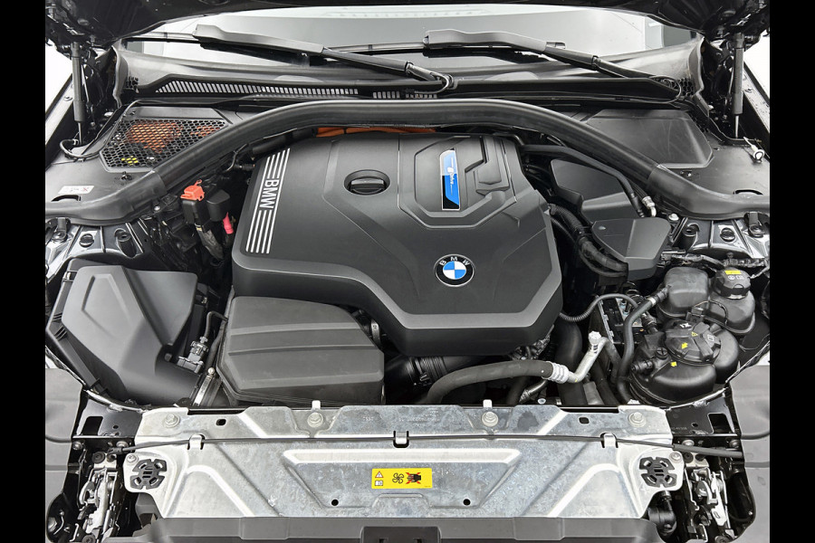 BMW 3-serie 330e eDrive Edition Sport-Line (NL-auto, Dealer OnderH, Sfeerverlichting, Camera, StoelV, Cruise, Leder, Etc)