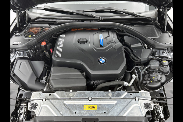 BMW 3-serie 330e eDrive Edition Sport-Line (NL-auto, Dealer OnderH, Sfeerverlichting, Camera, StoelV, Cruise, Leder, Etc)