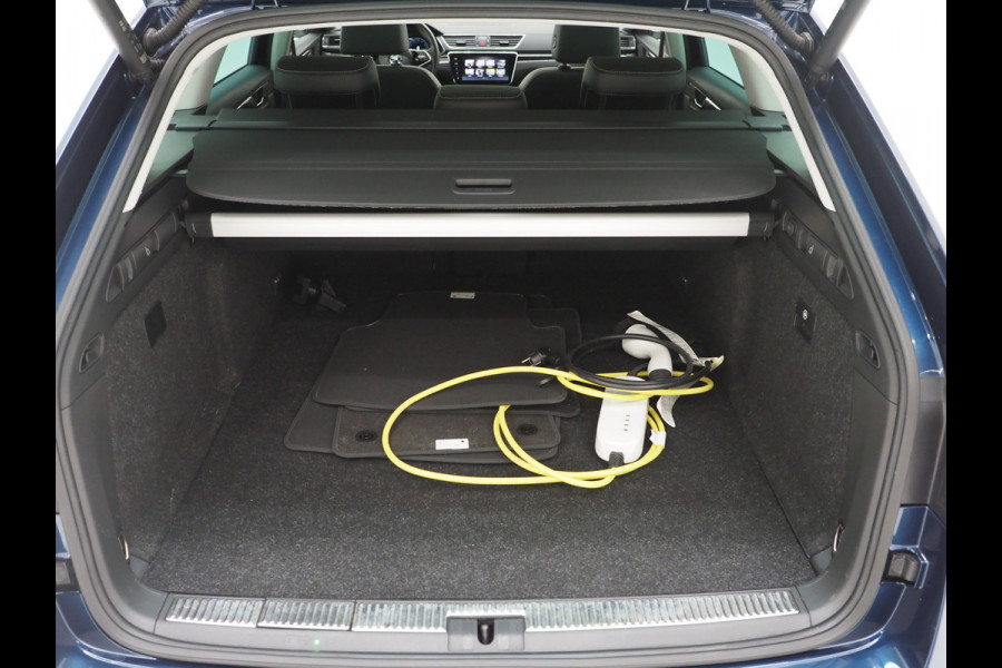 Škoda Superb Combi 1.4 TSI iV Laurin & Klement | Panoramadak | Trekhaak | Massage | Canton | Keyless | Adaptive Cruise