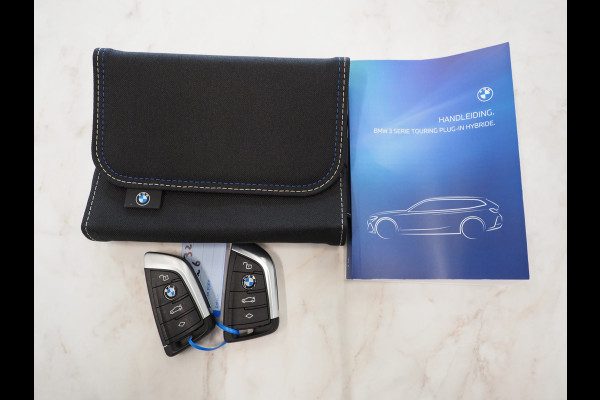 BMW 3 Serie Touring 320e LCI Shadow Line | Nieuw Model | Widescreen | Carplay | Leder | Cruise | DAB | LED | PDC