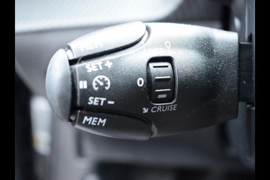 Peugeot 2008 1.2 PureTech 100 Allure | CAMERA + SENSOREN | CARPLAY | NAVIGATIE | E.C.C. | 9.401 KM