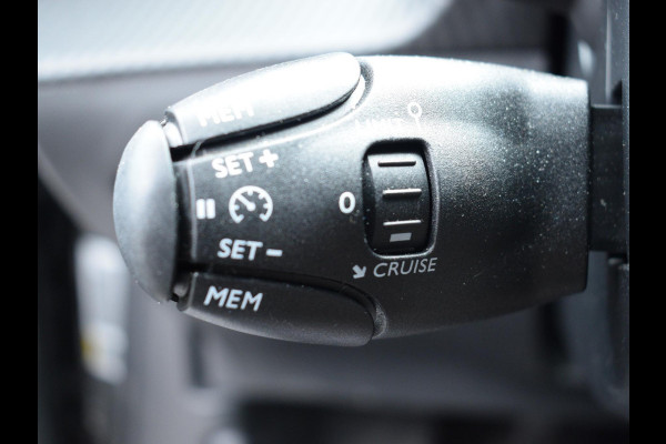 Peugeot 2008 1.2 PureTech 100 Allure | CAMERA + SENSOREN | CARPLAY | NAVIGATIE | E.C.C. | 9.401 KM
