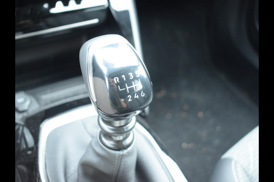 Peugeot 2008 1.2 PureTech 100 Allure | CAMERA + SENSOREN | CARPLAY | NAVIGATIE | E.C.C. | 9.401 KM