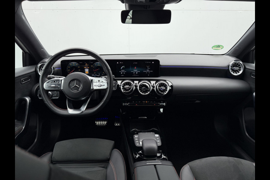 Mercedes-Benz A-Klasse 180 Business Solution AMG | Pano | MBUX | Ambient Light | Camera | Keyless | LED | DAB+