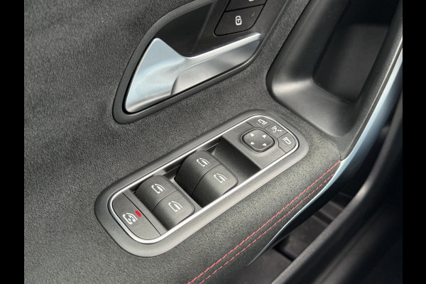 Mercedes-Benz A-Klasse 180 Business Solution AMG | Pano | MBUX | Ambient Light | Camera | Keyless | LED | DAB+