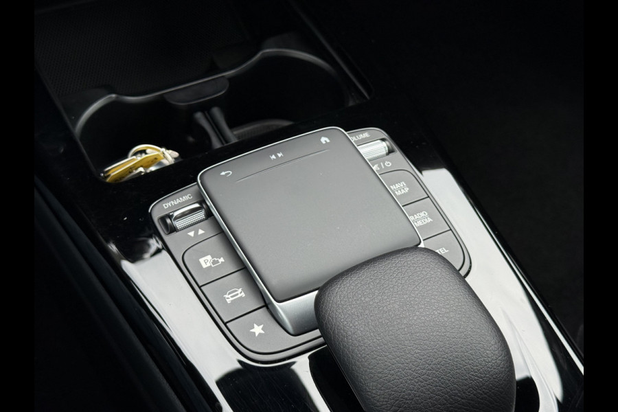 Mercedes-Benz A-Klasse 180 Business Solution AMG | Pano | MBUX | Ambient Light | Camera | Keyless | LED | DAB+