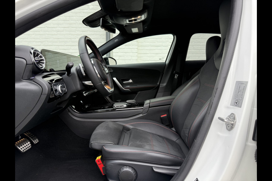 Mercedes-Benz A-Klasse 180 Business Solution AMG | Pano | MBUX | Ambient Light | Camera | Keyless | LED | DAB+