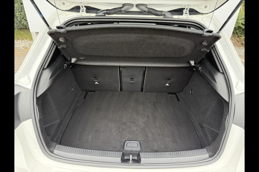 Mercedes-Benz A-Klasse 180 Business Solution AMG | Pano | MBUX | Ambient Light | Camera | Keyless | LED | DAB+