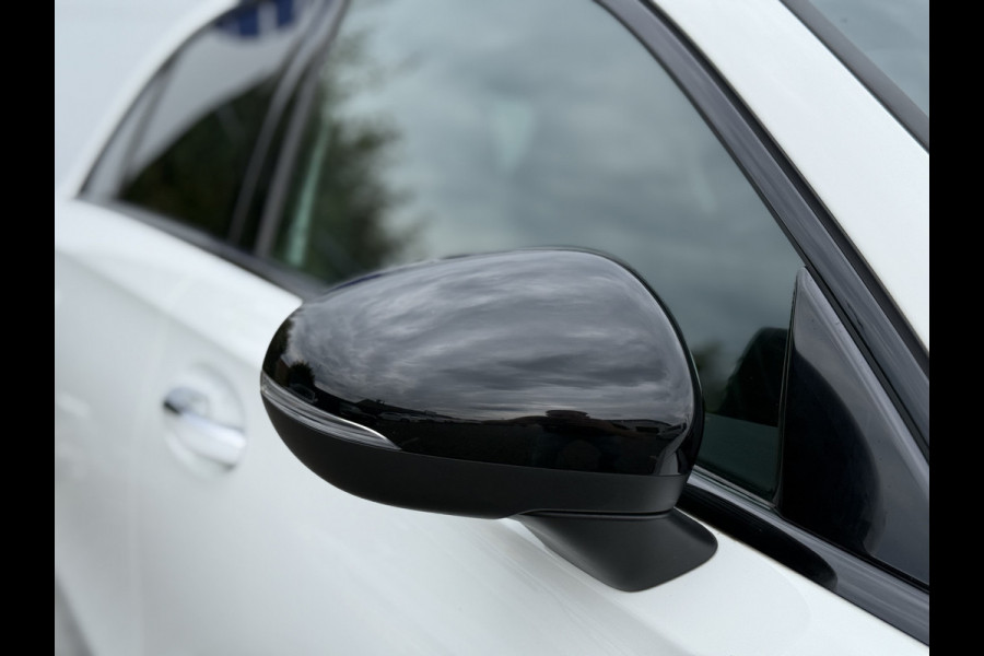 Mercedes-Benz A-Klasse 180 Business Solution AMG | Pano | MBUX | Ambient Light | Camera | Keyless | LED | DAB+