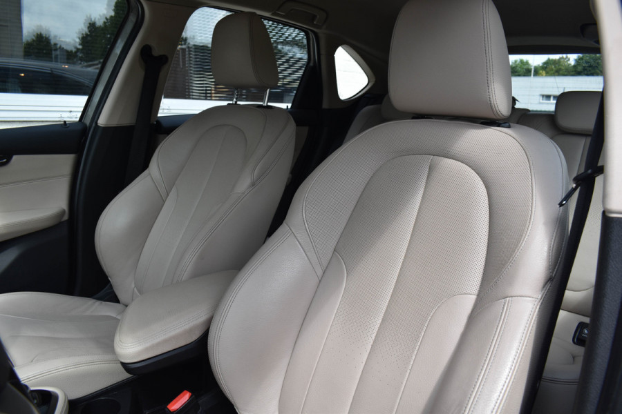 BMW 2 Serie Active Tourer 218i High Executive | Head Up | Leder | Navi | Stoelverwarming