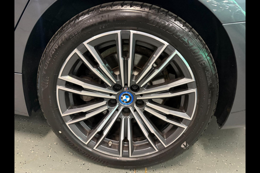 BMW 3 Serie Touring 330e M-SPORT PANO/H-KARDON/V-COCKPIT/NAVI/CAM/DAB/CARPLAY///