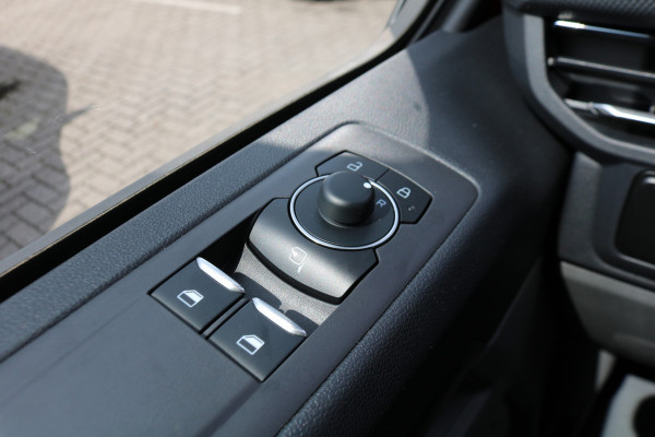Ford Transit Custom 2.0 TDci L2 H1 Limited Airco Navigatie Apple Carplay (wordt verwacht)