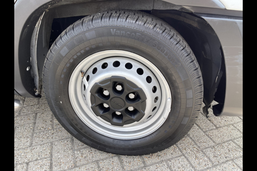 Iveco Daily 35S14V 2.3 136pk 410 L4H2 Himatic automaat / vaste prijs rijklaar € 23.950 ex btw / lease vanaf € 391 / trekhaak 3500 kg / airco / cruise control / laadruimte 475 cm lang !