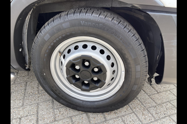 Iveco Daily 35S14V 2.3 136pk 410 L4H2 Himatic automaat / vaste prijs rijklaar € 23.950 ex btw / lease vanaf € 391 / trekhaak 3500 kg / airco / cruise control / laadruimte 475 cm lang !