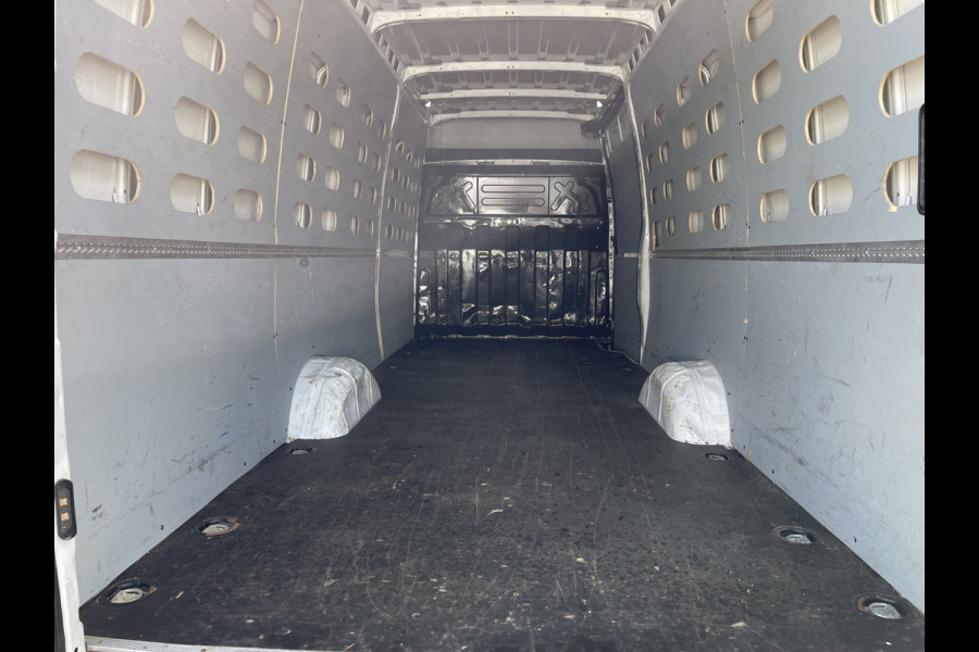 Iveco Daily 35S14V 2.3 136pk 410 L4H2 Himatic automaat / vaste prijs rijklaar € 23.950 ex btw / lease vanaf € 391 / trekhaak 3500 kg / airco / cruise control / laadruimte 475 cm lang !