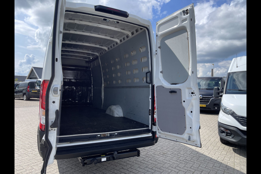 Iveco Daily 35S14V 2.3 136pk 410 L4H2 Himatic automaat / vaste prijs rijklaar € 23.950 ex btw / lease vanaf € 391 / trekhaak 3500 kg / airco / cruise control / laadruimte 475 cm lang !