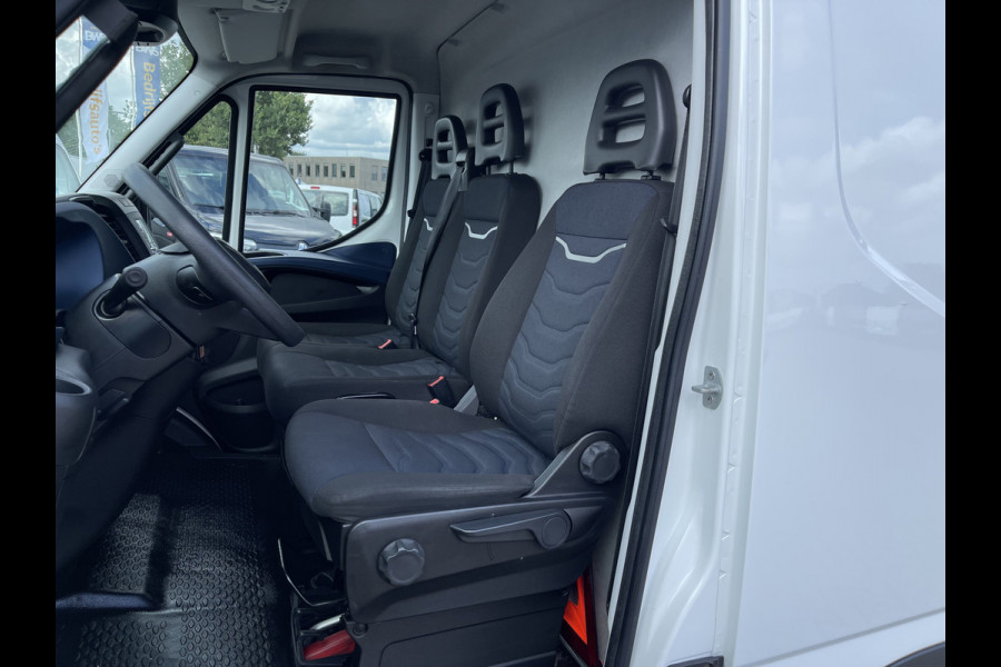 Iveco Daily 35S14V 2.3 136pk 410 L4H2 Himatic automaat / vaste prijs rijklaar € 23.950 ex btw / lease vanaf € 391 / trekhaak 3500 kg / airco / cruise control / laadruimte 475 cm lang !
