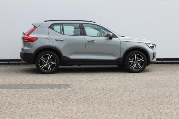 Volvo XC40 B4 211pk Automaat Plus Dark Google infotainment / Adaptieve cruise control / Verwarmbare voorstoelen en stuurwiel / Elektrisch bedienbare bestuurdersstoel met geheugen / Semi elektrisch wegklapbare trekhaak