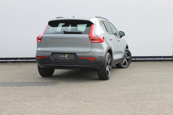 Volvo XC40 B4 211pk Automaat Plus Dark Google infotainment / Adaptieve cruise control / Verwarmbare voorstoelen en stuurwiel / Elektrisch bedienbare bestuurdersstoel met geheugen / Semi elektrisch wegklapbare trekhaak