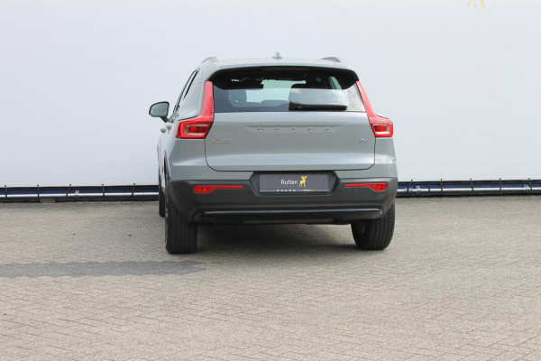Volvo XC40 B4 211pk Automaat Plus Dark Google infotainment / Adaptieve cruise control / Verwarmbare voorstoelen en stuurwiel / Elektrisch bedienbare bestuurdersstoel met geheugen / Semi elektrisch wegklapbare trekhaak
