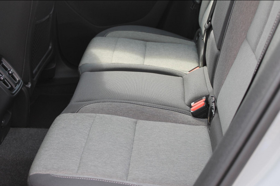 Volvo XC40 B4 211pk Automaat Plus Dark Google infotainment / Adaptieve cruise control / Verwarmbare voorstoelen en stuurwiel / Elektrisch bedienbare bestuurdersstoel met geheugen / Semi elektrisch wegklapbare trekhaak
