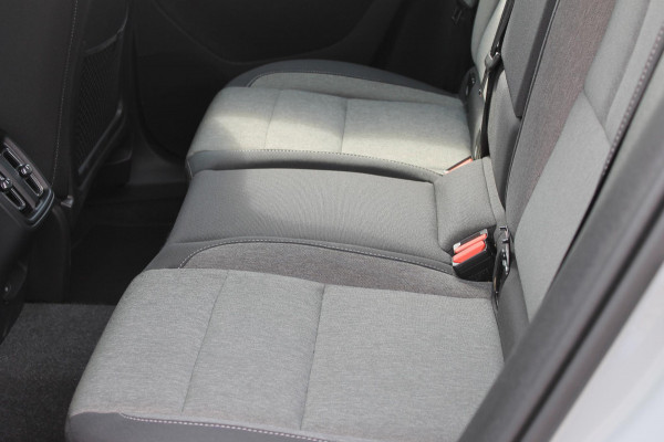 Volvo XC40 B4 211pk Automaat Plus Dark Google infotainment / Adaptieve cruise control / Verwarmbare voorstoelen en stuurwiel / Elektrisch bedienbare bestuurdersstoel met geheugen / Semi elektrisch wegklapbare trekhaak